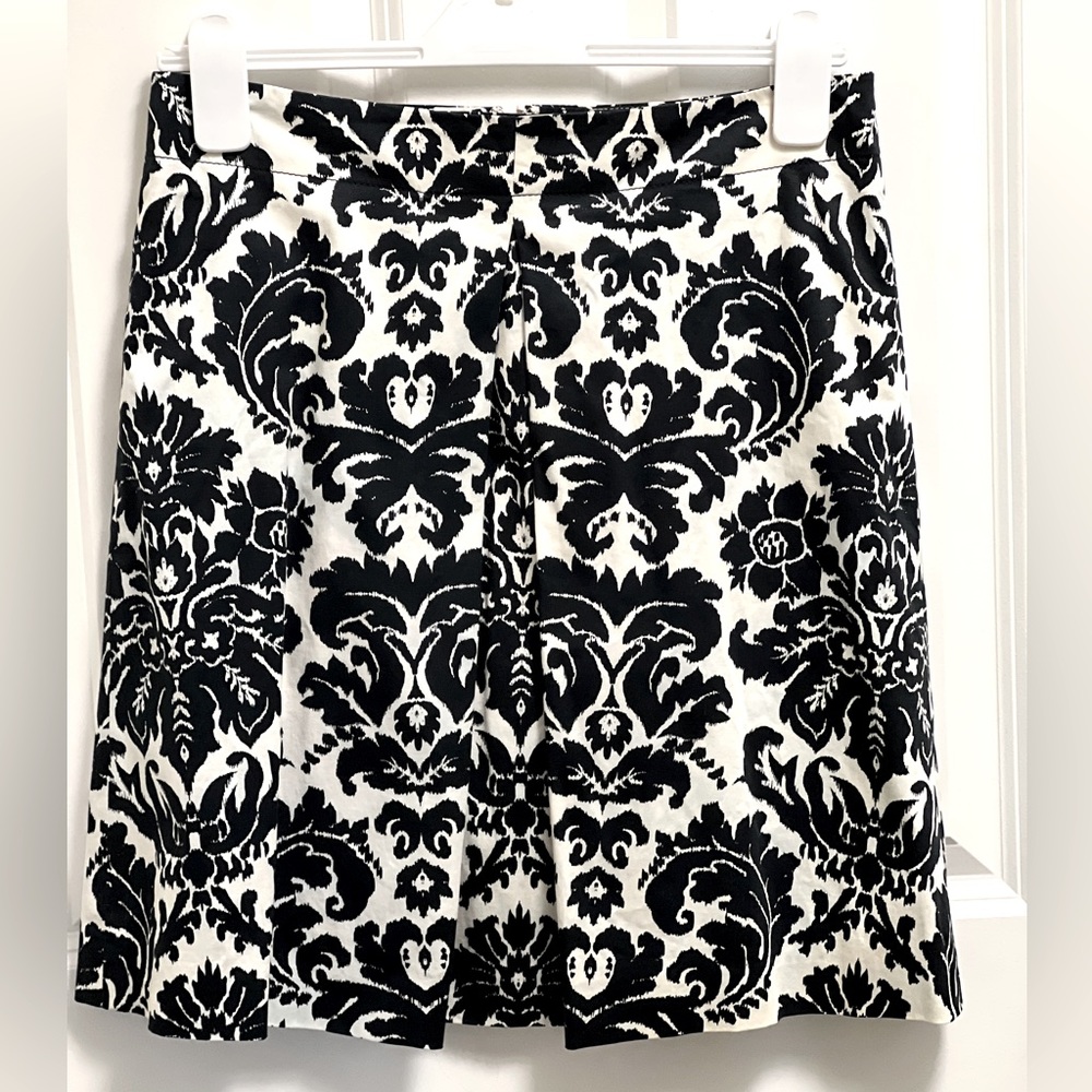 Ann Taylor Loft skirt size 2, excellent condition.